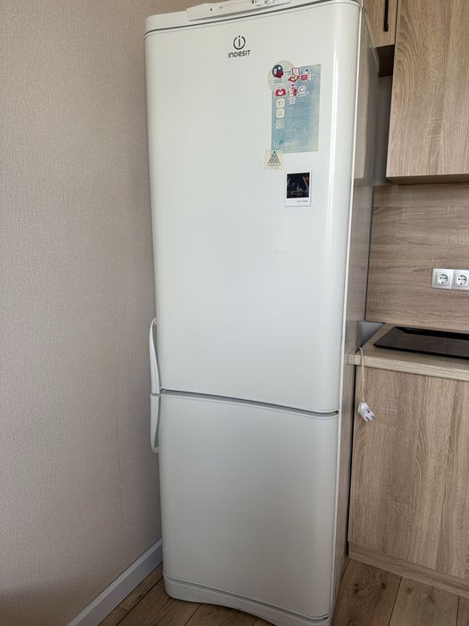 Продам Холодильник INDESIT
