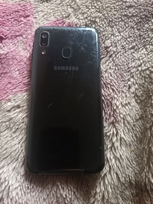 Vând două telefoane pentru piese