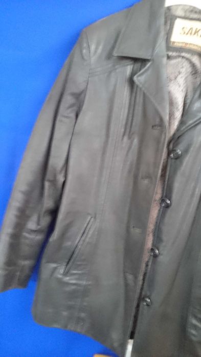 Vand haina de piele ,scurta ,pentru femei