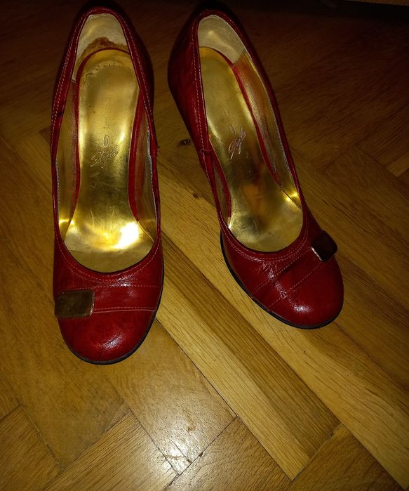 Червени дамски обувки