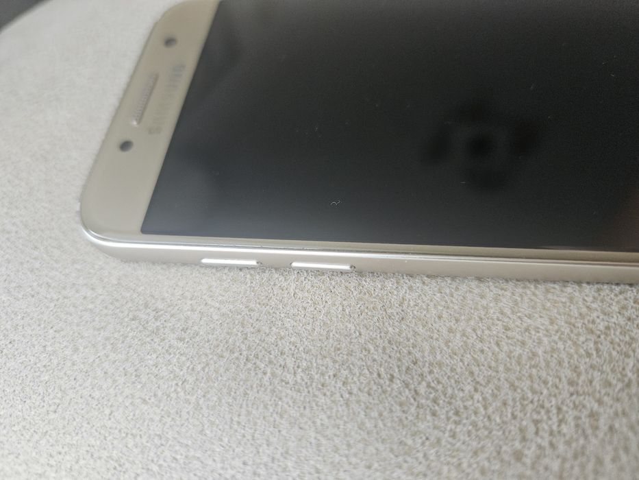 Телефон Samsung Galaxy A3 2017