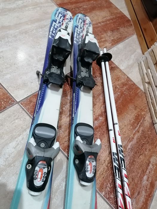 Ski-uri, bețe, cască.