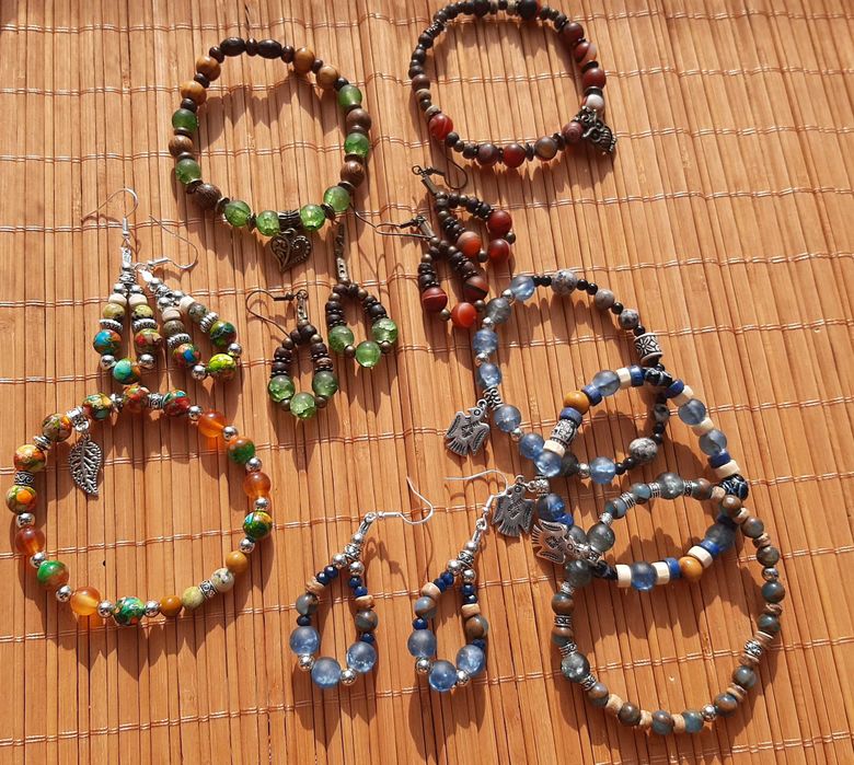 Ръчно изработени уникални бижута от полускъпоценни камъни. Подаръци.