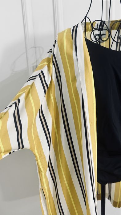 Kimono galben cu negru, în dungi.