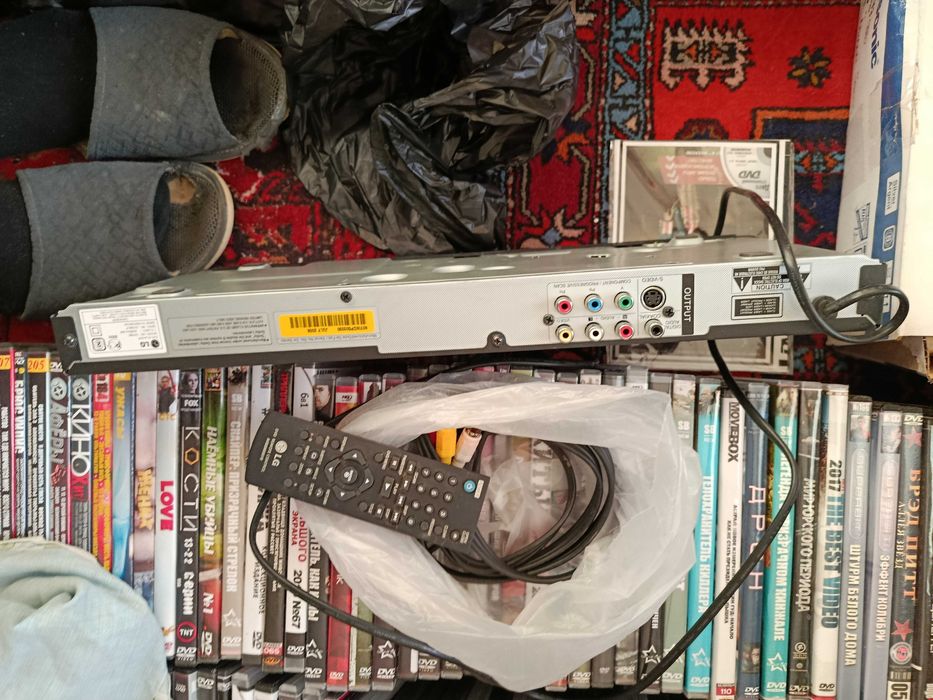 2 DVD проигрывателя и 500 Дисков