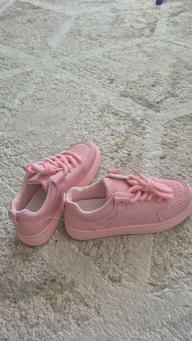 Кроссовки женские