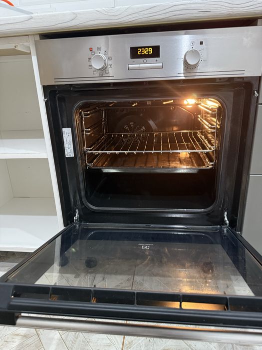 Духовой шкаф б/у Electrolux