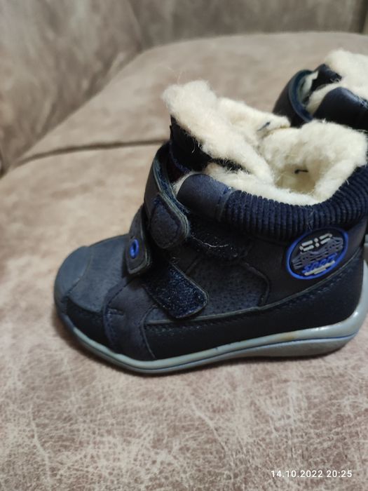 Продаются в идеальном состоянии меховые кроссовочки на мальчика, подой