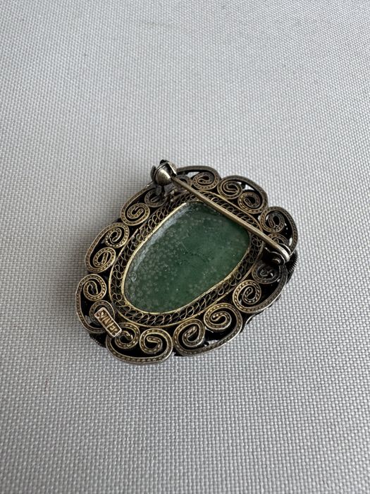 Brosa din argint, jad si email