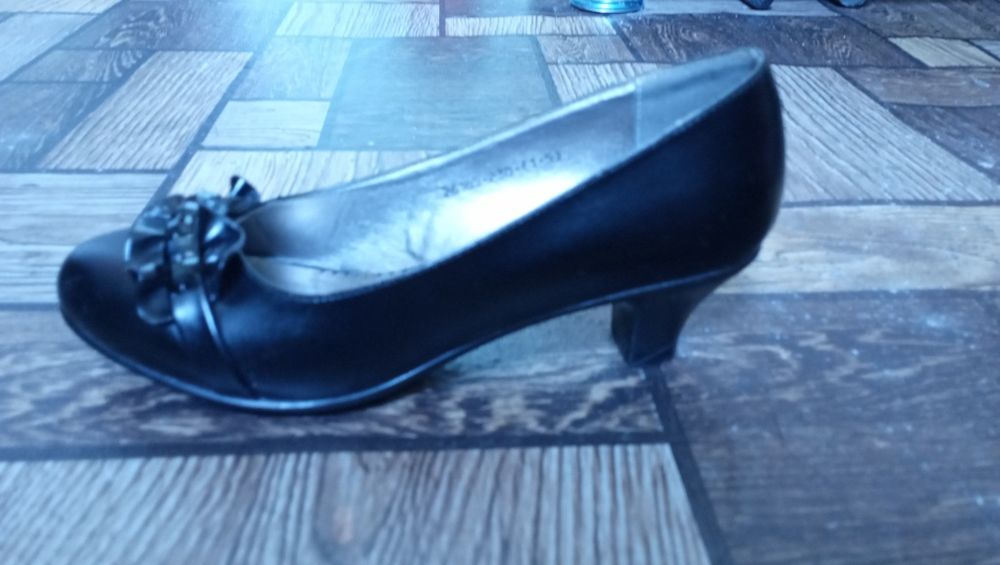 Туфли 36 размер. Качество отличное. Каблук очень удобный.