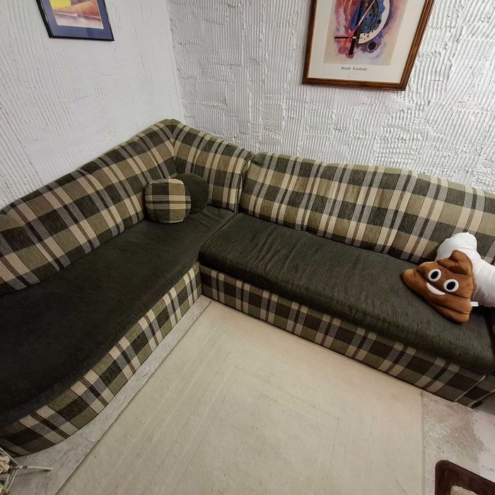 Диван разстягащ се.