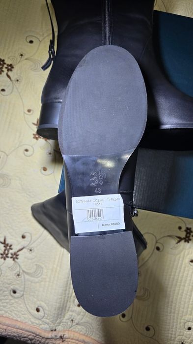Продам две пары обуви.