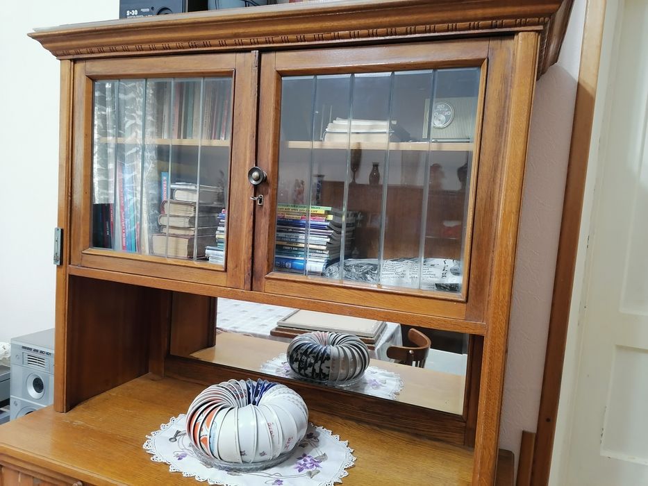 Шкаф буфет в хорошем состоянии