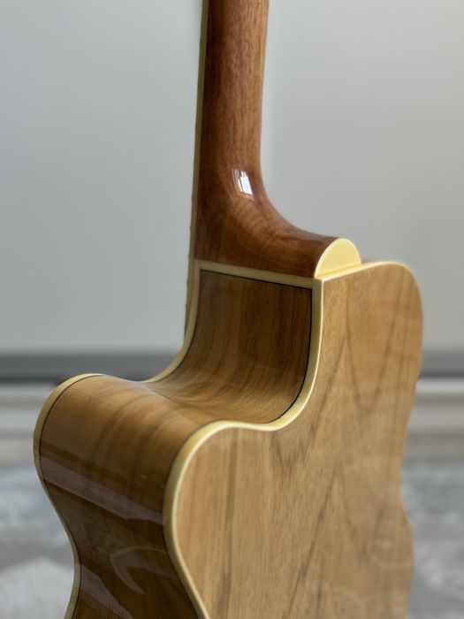 Акустическая Гитара Adagio с набором аксессуаров.