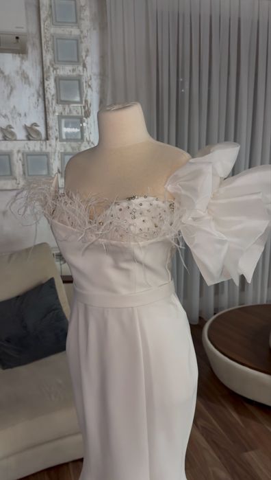 Луксозна елегантна рокля с пера и блясък