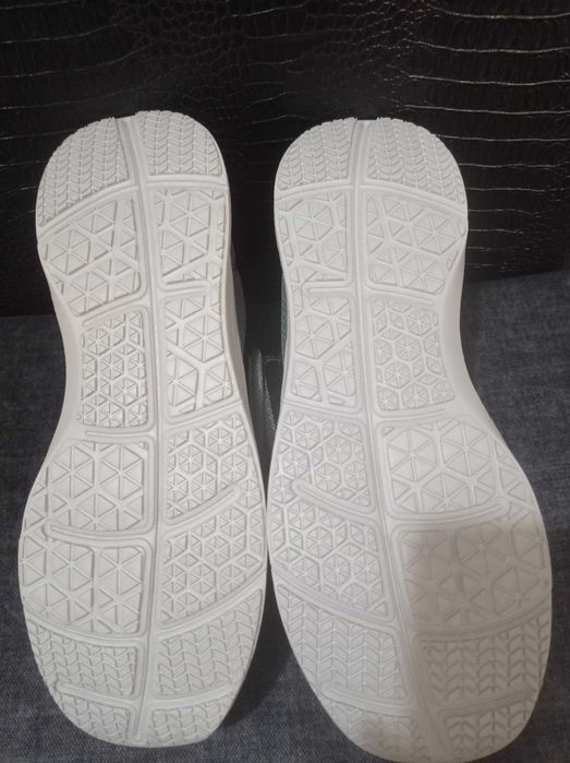 Специални мъжки обувки за отичащи крака