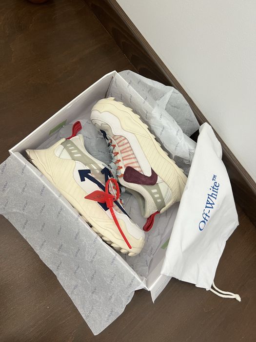 Adidasi Off-White Odsy