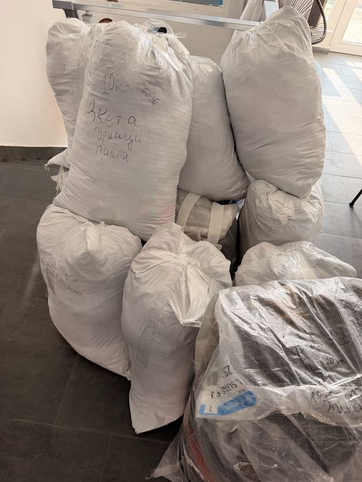 Продавам дрехи втора употреба на едро