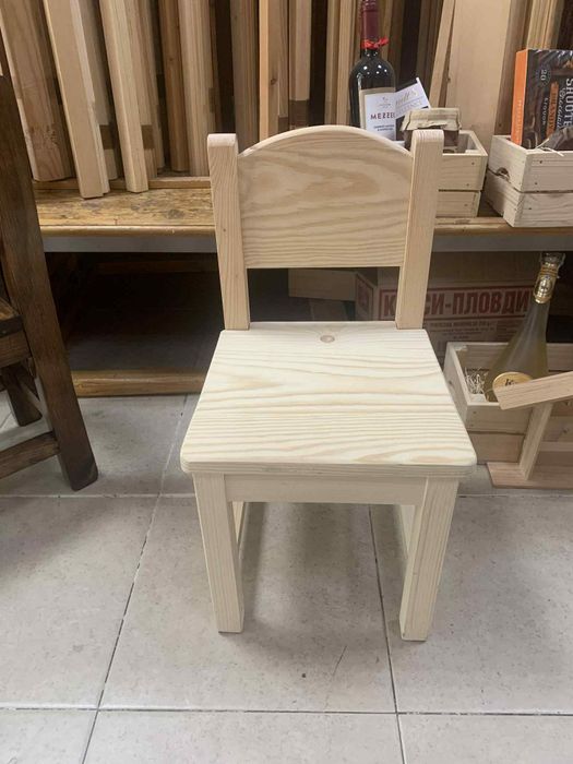 Детско дървено столче
