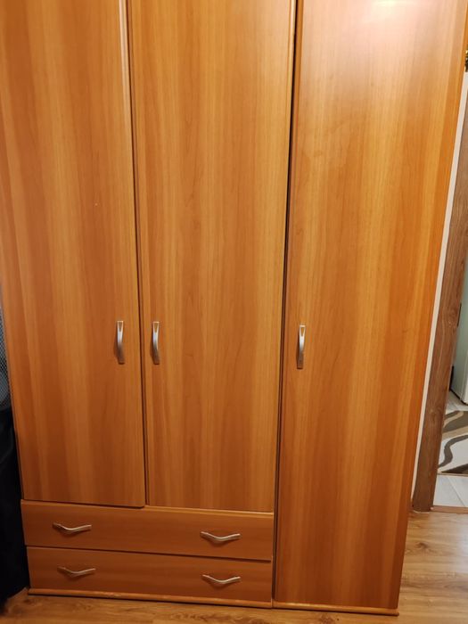 Продавам секция с легла, гардероб и  скрин