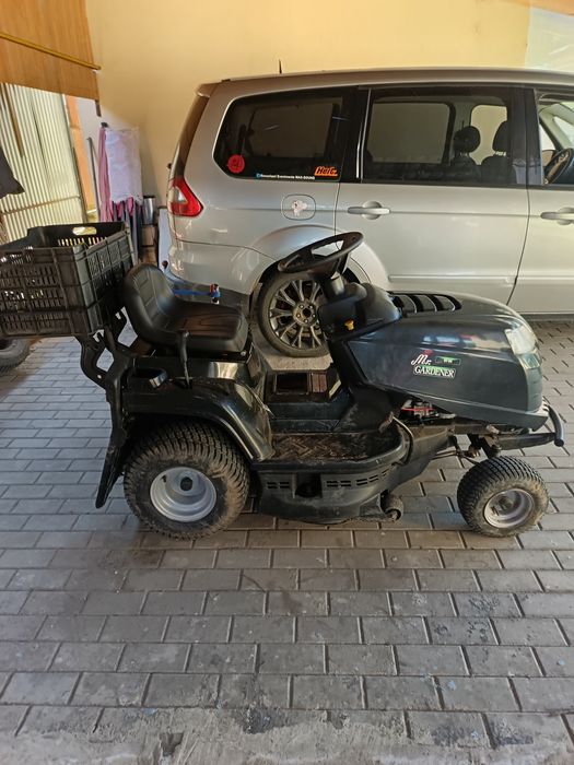 Vând tractoras de tuns gazon și. Tractare remorca