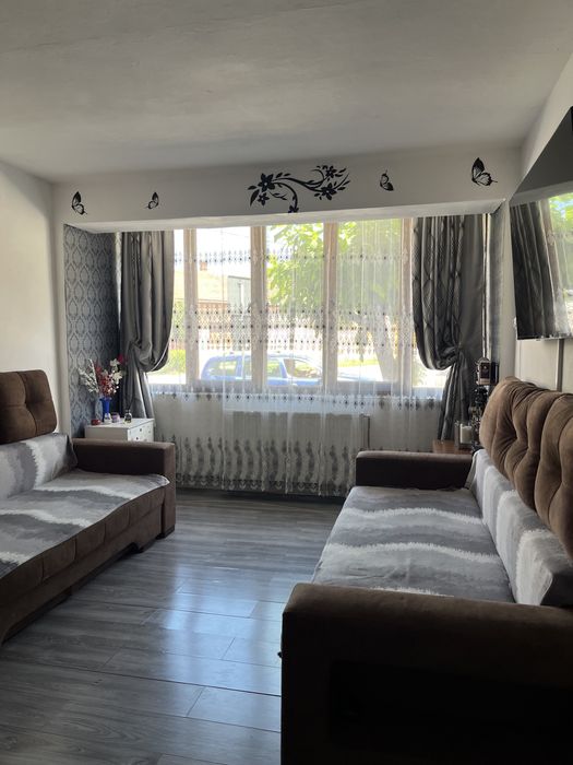 Vand apartament 2 camere bucatrie open-space zona ultra centrala ,parter mp 64 + boxa alimente bloc de caramida dotat cu centrala proprie,termopane
