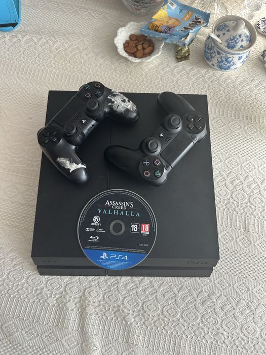 PlayStation 4 + 2 геймпада + игры