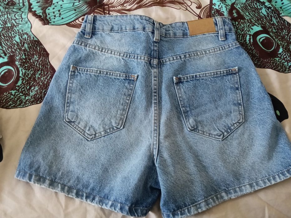 Pantaloni scurți