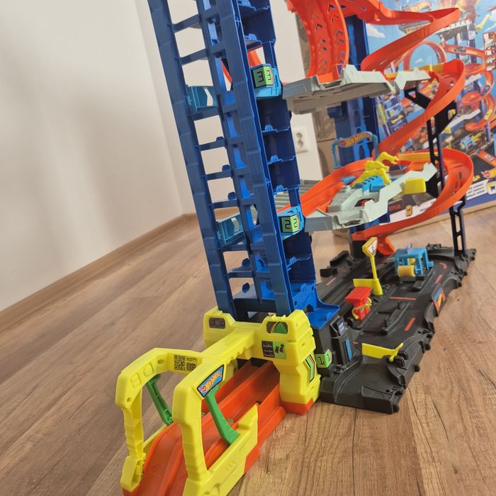 Garajul suprem Hot Wheels