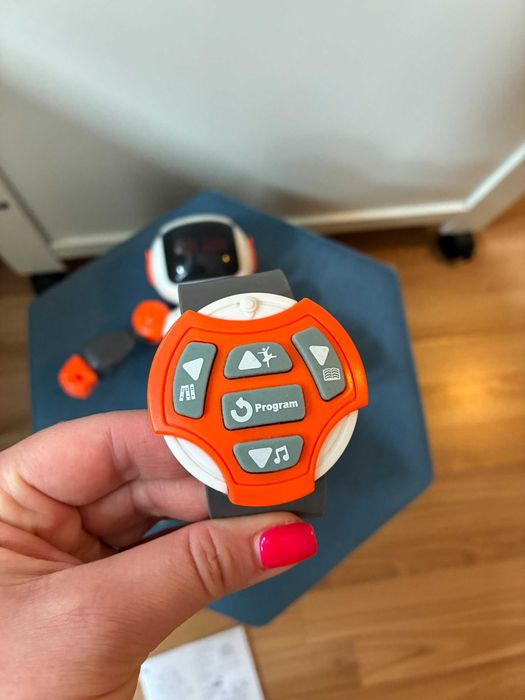 Танцуващ образователен робот с дистанционно часовник