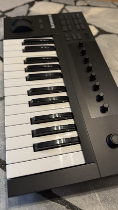 Native Instruments Komplete Kontrol A25 – Миди клавиатура