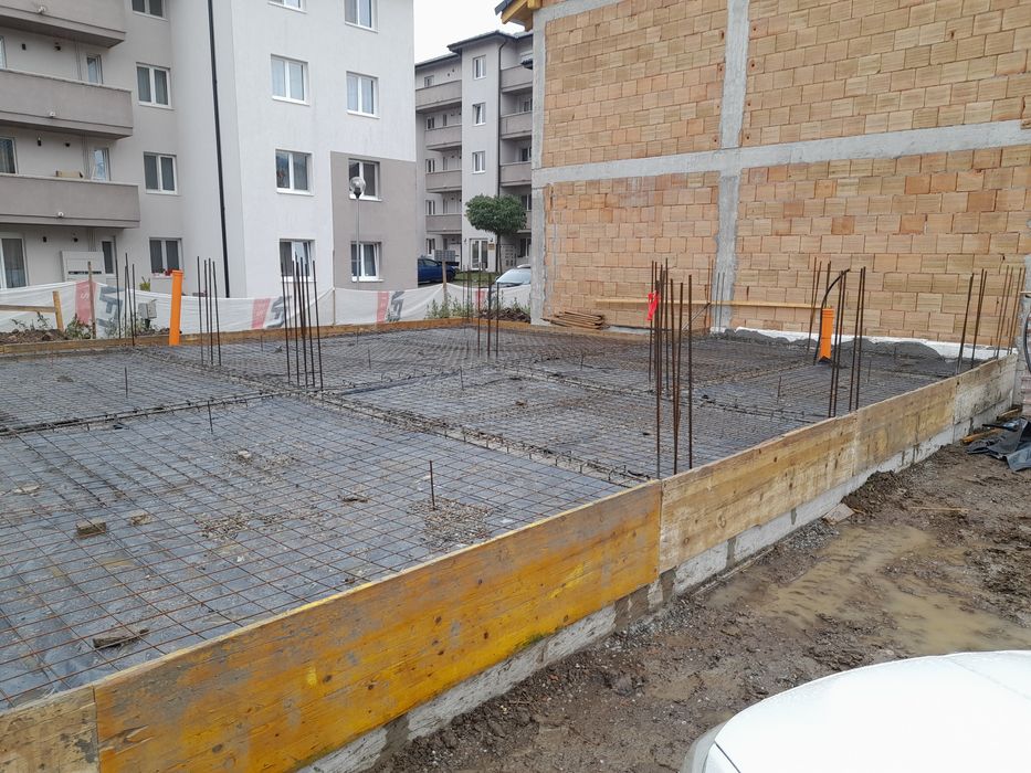 Executam case la rosu