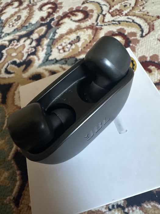 JBL безпровадные наушники