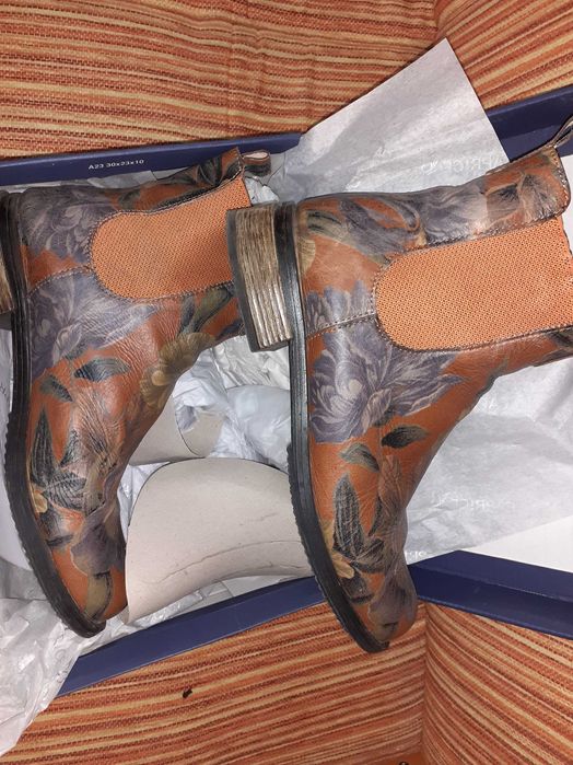 Красиви боти в есенни листа