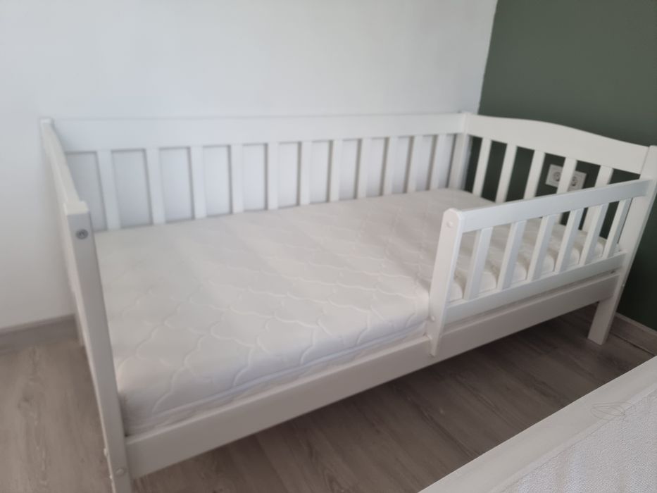 Продам кровать детскую с матрасом