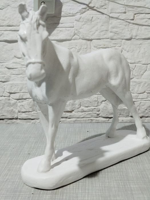 Конь с подставкой изготовлен из гипса