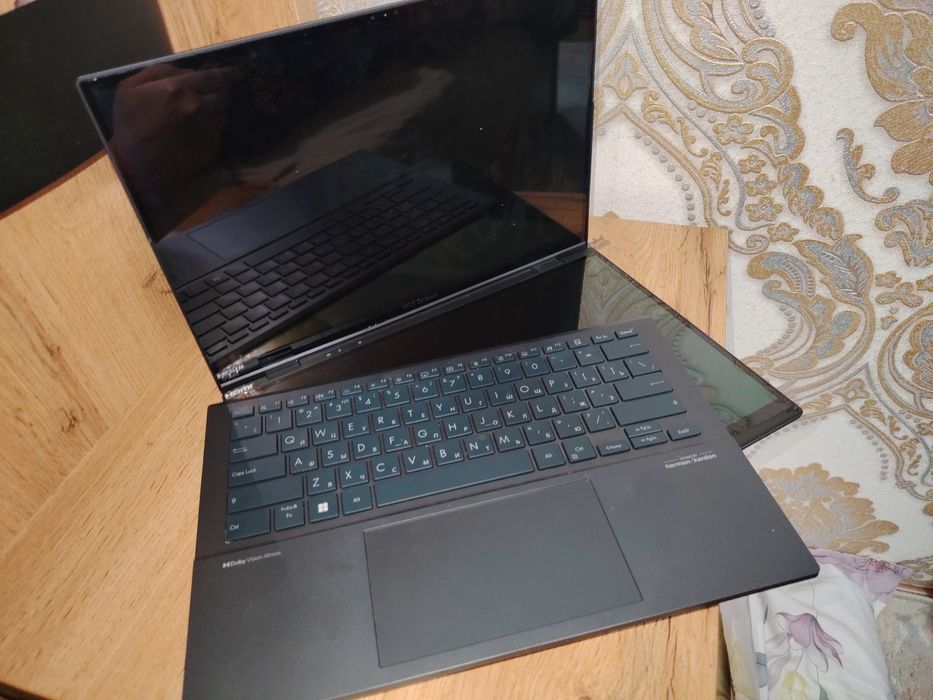 Noutbuk sotiladi. ASUS Zenbook Duo 2024 (UX8406)