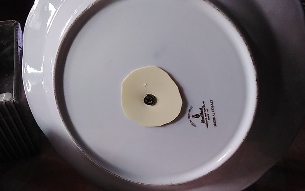 Фруктовница  ,конфетница , золотые  бокалы    с фарфоровыми  ложками.