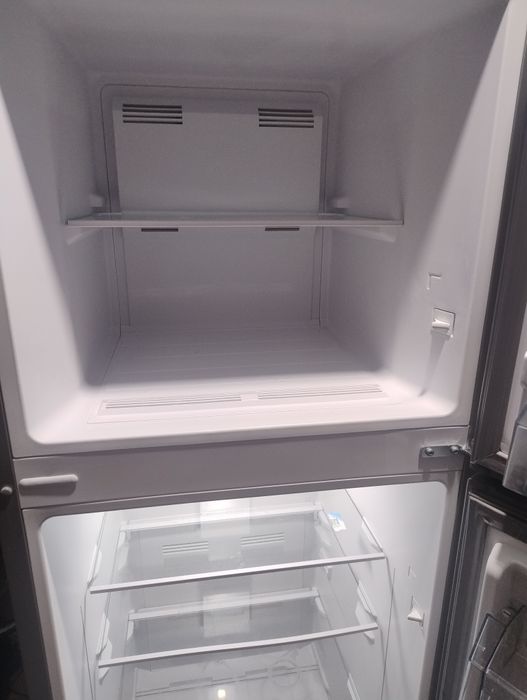 Vând frigider Sharp