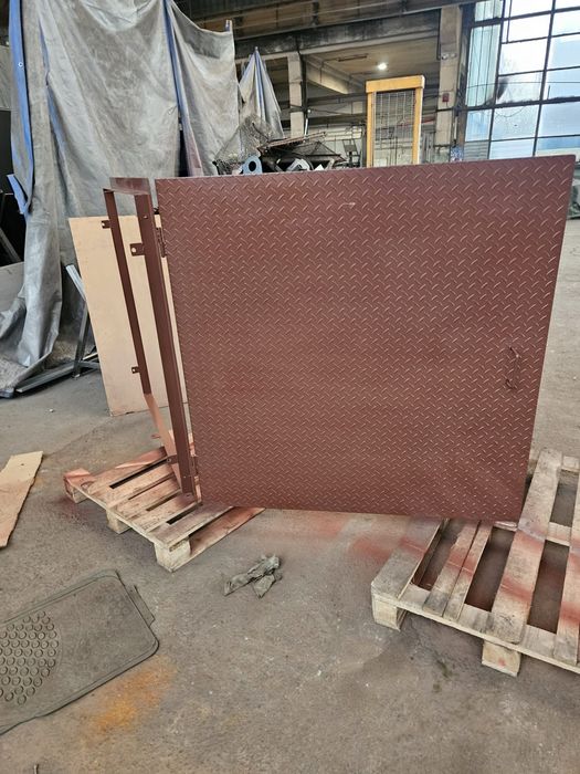 Executam scări si capace de beci.