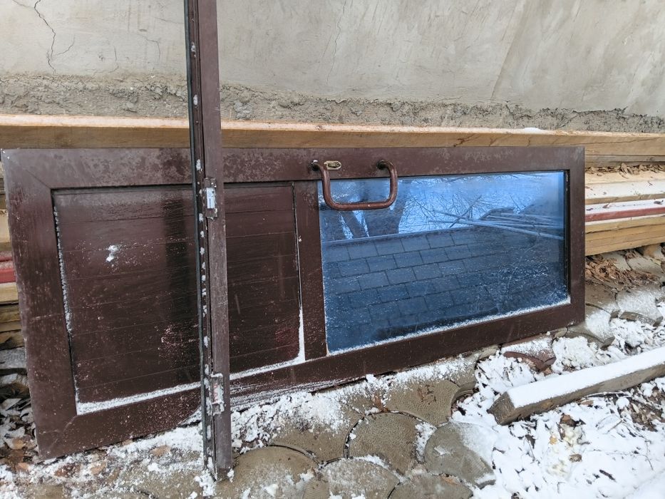 Продаётся...дверь алюминиевая двухстворчатая.