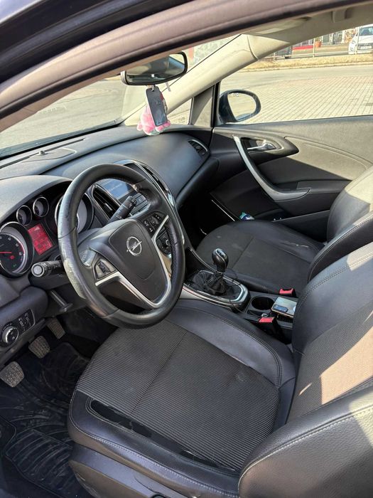 Se vinde OPEL ASTRA 2012