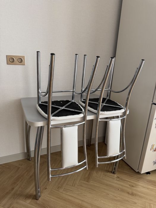 Стол со стульями