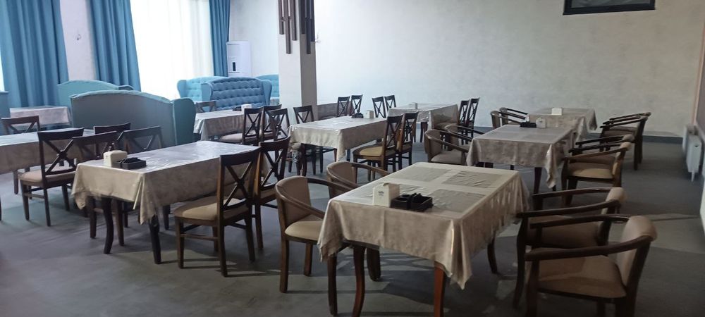 Mebel kafe uchun, stol stul yongoqdan