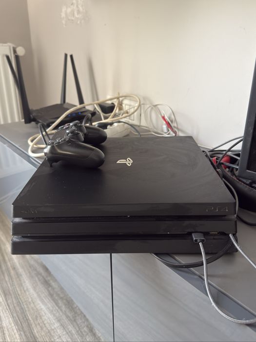 PS 4 PRO 1TB cumparat din emag in 2020,s a folosit infim.