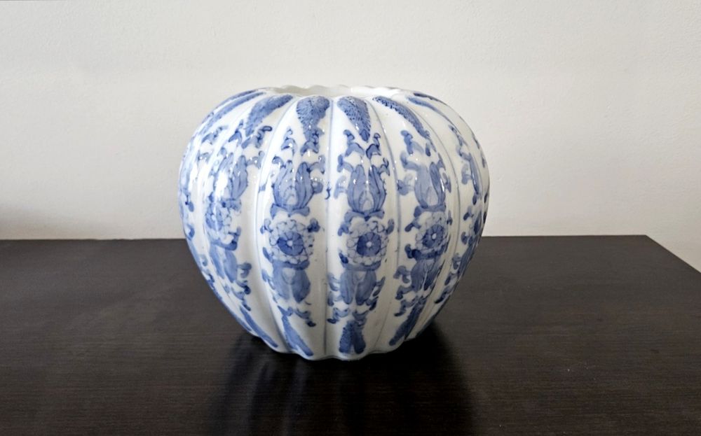 Много красива и различна ваза от порцелан с ъс сини орнаменти.