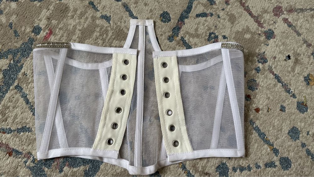Белый корсет в отличном состоянии