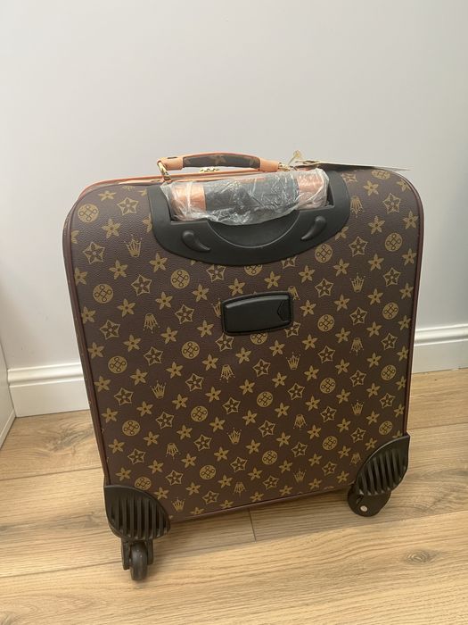 Подам чемодан ручная кладь компактная