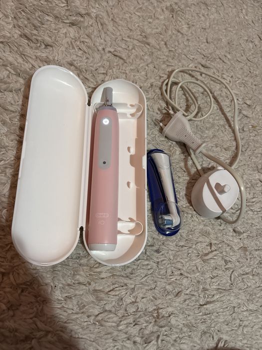 Periuta electrica oralb io3
