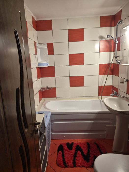 Închiriez apartament cu 3 camere